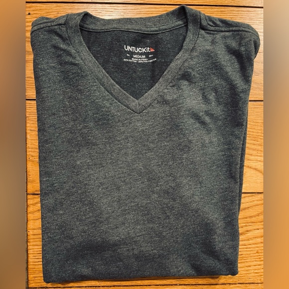 UNTUCKit | Shirts | Euc Untuckit Bussola Charcoal V Neck Tee Size ...